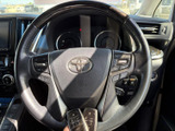 握りやすい形状のステアリングは、長距離運転でも疲れにくい設計。快適なドライビングをサポートします。