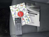 メンテナンスノート、取扱説明書ですね。 車の情報が凝縮されています。 車の整備記録が記載されている大事な物ですよ。