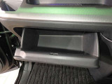 ★グローブボックスの中に車検証や保険証券・メンテナンスノートを入れておくと必要な際にすぐに取り出せるので便利ですよ♪車検証ケースは当店専用のモノで電話番号も記載してますので是非お気軽にお問合せ下さい♪