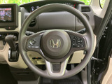 手元にスイッチがまとまり、運転姿勢を大きく変えずに各種操作を行えます。握りやすい形状で、日々の運転を支える扱いやすい装備です。