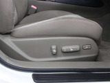 楽な運転姿勢が取れるパワーシートです。