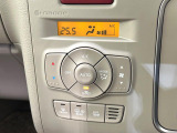 【オートエアコン】一度お好みの温度に設定すれば、車内の温度を検知し風量や温度を自動で調整。暑い&hellip;寒い&hellip;と何度もスイッチ操作をする必要はありません。快適な車内空間には必須の機能ですね♪