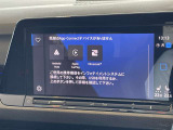 ダッシュボード中央に配された大型タッチパネルディスプレイの起動状態です。