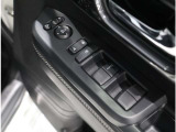 ドア内側、手の届きやすい位置にドアガラスの開閉スイッチ(パワーウインドウ)があります。運転席にはいたずら防止のためのロック付!