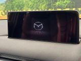 【12.3インチマツダコネクト】車内の雰囲気にマッチした大型ディスプレイ。スマホ接続でのナビ使用やBluetooth再生等、様々な機能が楽しめます。直感的なダイヤル操作が可能で、使い勝手も良好です。