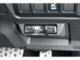 ハンドル下にビルトインETC。車種専用ケースにて装着されており運転の邪魔にもならず高速の乗り降りも楽になります。