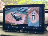 【パノラミックビューモニター】専用のカメラにより、上から見下ろしたような視点で360度クルマの周囲を確認することができます☆死角部分も確認しやすく、狭い場所での切り返しや駐車もスムーズに行えます。