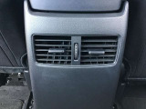 後部座席にもエアコン吹き出し口がしっかり装備されています。