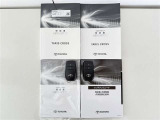 【取説とエンジンキー】スマートキーと取扱説明書です。スマートキーを携帯していれば、ドアノブに触れるだけでドアの解錠・施錠が可能です。取扱説明書では、車の機能もしっかり確認できます。