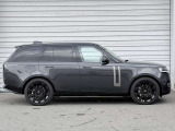 プライバシーガラスは、外部から車内の様子を見えにくくするため、車内の物品や乗員がターゲットにされるリスクを減らします。車内に何があるかを判断しづらくなり、車両がターゲットになりにくくなります。