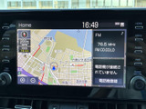 地図とFMラジオの情報を同じ画面で確認でき、目的地の把握と音源の確認をまとめて行えます。日々の移動をサポートする実用的な装備として、使いやすさにも配慮されています。