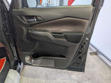 パワーウィンドウのスイッチですよ。運転席に居ながら窓を開け閉めのコントロールできます。