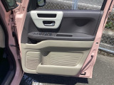 開口部が広いため、荷物を抱えた状態での乗り入れも楽に行えます。ドアポケット収納も充実しております。