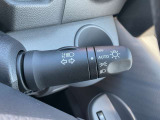 【オートライト】車のセンサーが周囲の明るさを感知し、自動でヘッドライトを点灯・消灯する機能です。この機能は、夕暮れ時の交通事故が多い時間帯の安全性を高める目的があります。