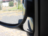 助手席ミラーには、車体左側面の確認ができるサイドアンダーミラーが装備されています。