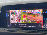 ダッシュボード中央に配された大型タッチパネルディスプレイの起動状態です。