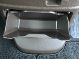足元には便利なセンターロアボックスを設置。車内を整理しやすく、使い勝手の良さが魅力です。