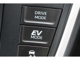 EVドライブモードで、エンジン音や排気ガスを気にすることなく走れます。早朝・深夜や屋内の駐車場などで重宝しますよ♪