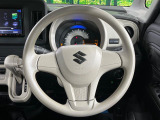 インテリアに合わせたデザインのステアリングは、運転される方のことも考え、運転しやすい形状、大きさです。是非一度、実際に触ってお確かめください。