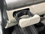 助手席側にはワンプッシュ式オートオープンカップホルダー装備