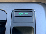 ECONスイッチを押すと・・・運転の仕方によるロスを抑え込み、燃費をよくするようクルマが頑張ります!他にも、エアコンの風量を抑えて、エンジン負担を軽減したりと幅広く活躍します!