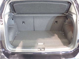 荷室は荷物を隠せるトノカバー付!充分な荷室の広さです!