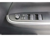 車の基本装備のひとつのパワーウインドウです。オート機能もあって、押し方の強弱で調整も出来ます。