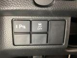 VSA装備車です。VSAはドライバーの操作と車の動きを見守っています。もし車の挙動が乱れたとき、4輪別々にブレーキをかけたり、エンジンパワーをしぼることによって車を安定させます。