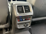 運転席・助手席・後席で個別に温度調整が可能な3ゾーンフルオートエアコン。乗る人それぞれに快適な空調を提供します。