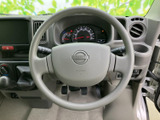 手になじみやすい形状で、運転中も自然な姿勢を保ちやすい印象です。メーター類との位置関係も確認しやすく、毎日の移動を落ち着いてサポートします。
