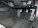 マツダでは、下に支点があるオルガン式アクセルペダルを採用し、足首とペダルの動きが一致したスムーズな操作を実現しています。