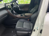 シートに腰掛けると、前方やメーターまわりを見渡しやすい運転席空間です。座面と背もたれには落ち着いた色合いを採用し、居心地にも配慮されています。