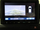 パーキングセンサーを装備しています。リヤカメラも装備しています。画面が大きく、駐車時や後退時に後方を確認出来て便利です。