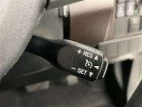 クルーズコントロール機能が付いています。 速度を設定するとアクセルを踏まなくても一定の速度で走ることができます。  高速道路ではとても便利な装置なんです。