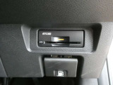 ETC付 料金所もスムーズに通れ、割引料金の適用もあります。ビルトインできれいに収まっており、見た目もスマートです。