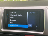 FM/AMをはじめ、Bluetooth Audio、iPod、Browser、AUXなどのソースを選択できます。使いたい音源を画面で確認しながら切り替えられ、日常の移動に便利です。