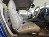 運転席シートの右側サイドサポート部です。乗降時に負荷がかかりやすい部位ですが、目立つしわ等はございません。