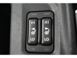 運転席のシートポジション(前後スライド、座面の上下・前後角度、リクライニング角度など)に加え、左右のドアミラーの角度も記憶させることができます。