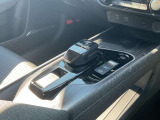 電制シフト。手のひらで包むようにして、手首を軽く動かすだけでシフトできる、マウス感覚のシフト。