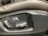 運転席にはパワーシートを装備!シート位置を記憶するメモリー機能付きなのでご夫婦で2名分セットすると便利です♪