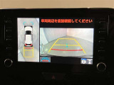 【パノラミックビューモニター】映像で、見づらい車両周辺の確認をアシスト。クルマを真上から見ているような映像を表示。 運転席から確認しにくい車両周囲の状況を把握。