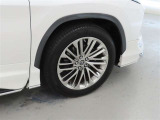 装着タイヤサイズは、235/55R20です。純正アルミホイールを装着しております。