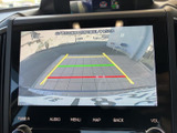 後方の様子を画面で確認でき、駐車時の周囲確認をサポートします。ガイド線も表示されるため、車庫入れや幅寄せの目安として活用でき、日常の駐車をよりスムーズに行えます。