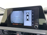 パノラミックビューモニターを装備。駐車場や交差点でクルマを真上から見るように周囲を確認できます。機能の詳細は販売店スタッフまでおたずねください。