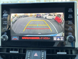 後方の映像に加えて画面上に目安となるガイド線が表示され、駐車時の周囲確認をサポートします。車庫入れや狭い場所での取り回しの際にも、状況を把握しやすい便利な装備です。