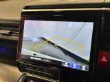 リバース連動のリアカメラを標準装備、ステアリング感応型ガイドラインが車庫入れを支援してくれます