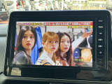 テレビ番組を画面いっぱいに表示でき、停車中の待ち時間などに映像をお楽しみいただけます。画面脇には音量などのボタンも備わり、見やすく使いやすい装備です。