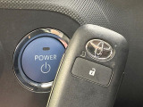 【スマートキー】カバンやポケットに入れたままでもドアの施錠・解錠が可能なスマートキーを装備。エンジンのオン・オフ時もカギを取り出す必要が無いからとっても便利です♪