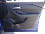 ◇運転席扉 内側部分になります◇【パワーウィンドウ】窓の開け閉め楽々!少し換気したいな〜なんて時にササッと操作できますね♪