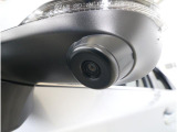 助手席側で見えにくい左前方の映像を、車内のマルチファンクションディスプレイに映し出します。前方への駐車や左寄せ、狭い道でのすれ違いなど、さまざまなシーンで安心して運転できる便利な機能です。